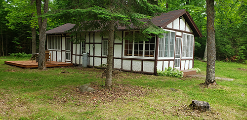 http://www.arcadialodge.com/Images/Cabin_pics/Red_robin_lodge/exterior1.jpg